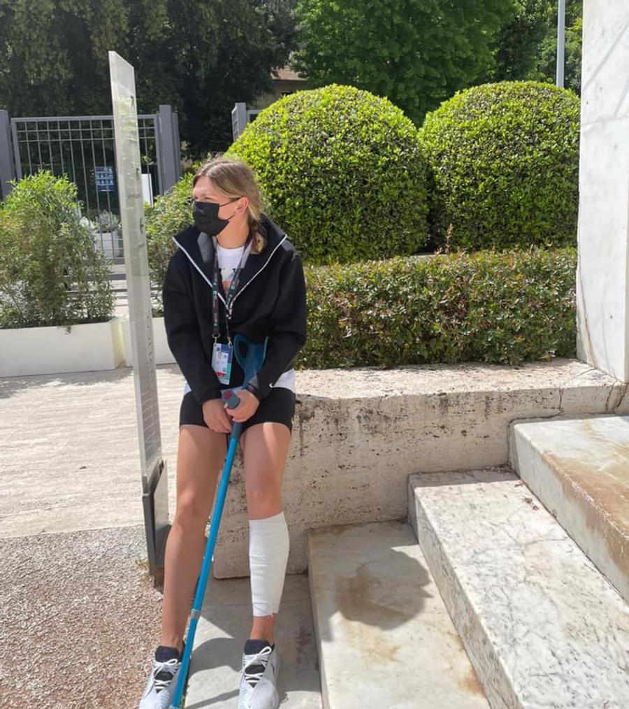 FOTO: Facebook @simonahalep Imaginea durerii. Simona Halep merge ajutându-se de o cârjă după accidentarea de la Roma + Diagnosticul oficial: „Astăzi voi zbura către casă”