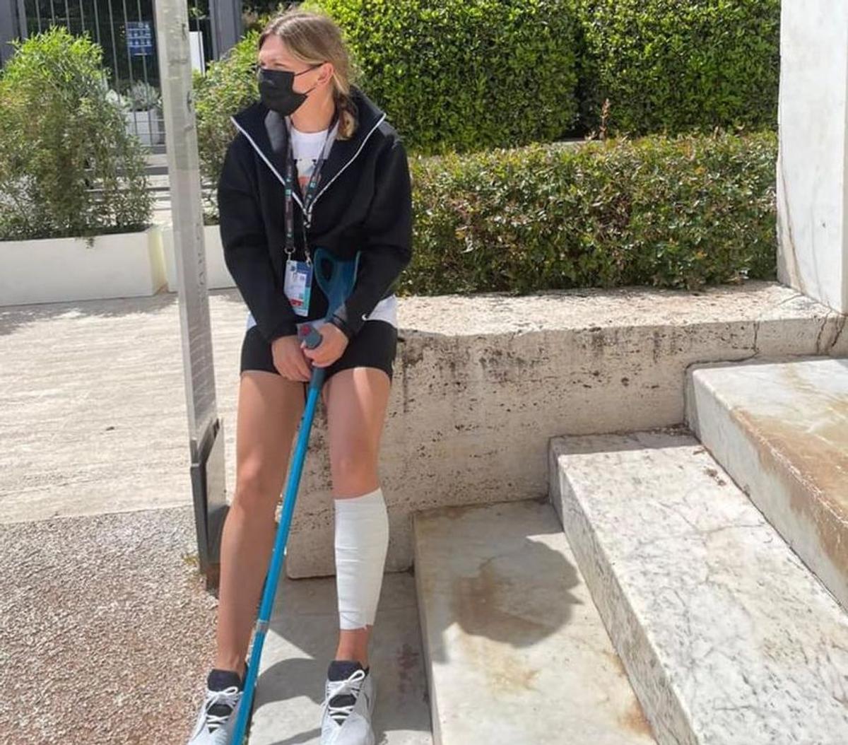 Imaginea durerii. Simona Halep merge ajutându-se de o cârjă după accidentarea de la Roma + Diagnosticul oficial: „Astăzi voi zbura către casă”