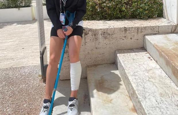 Imaginea durerii. Simona Halep merge ajutându-se de o cârjă după accidentarea de la Roma + Diagnosticul oficial: „Astăzi voi zbura către casă”