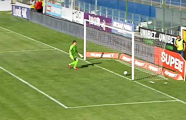 Autogol de la 20 de metri în Clinceni - Botoșani! Fază de cascadorii râsului