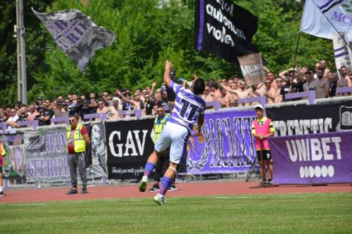 Politehnica Timișoara a pierdut acasă cu FC Brașov, scor 1-2, în prima manșă a barajului menținere în Liga 2. Returul se va disputa pe 21 mai, la Brașov. Fanii bănățenilor n-au primit deloc bine eșecul de azi.