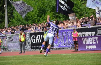 Scandal după barajul de azi din Liga 2! Ultrașii i-au dezbrăcat pe jucători