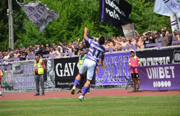 Scandal după barajul de azi din Liga 2! Ultrașii i-au dezbrăcat pe jucători