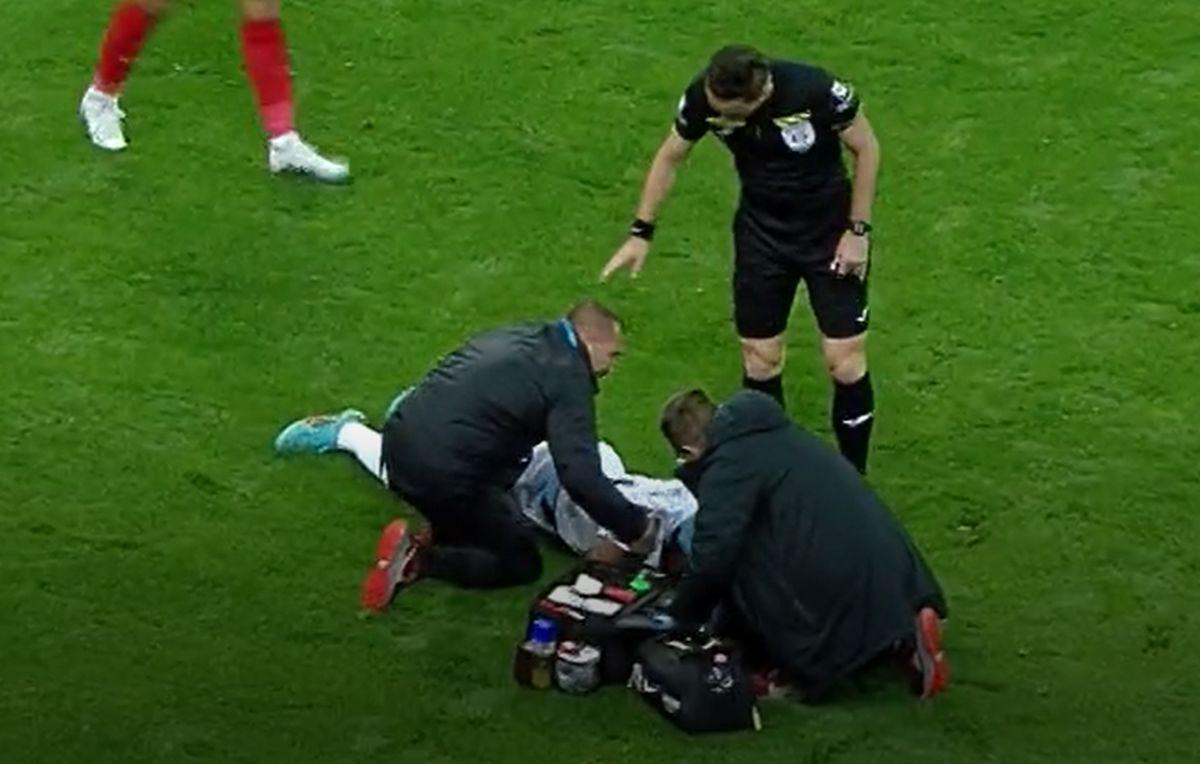 Momente de panică pe Arena Națională » Propriul coleg l-a făcut KO: a rămas prăbușit pe gazon, dar Colțescu NU a oprit jocul!