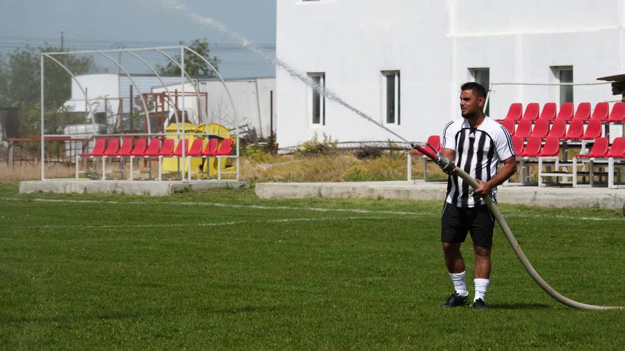 Terenul tare cu apă se înmoaie Mită pentru arbitri la Frumușani și un KO neașteptat! „Li s-a făcut milă, ne-au dat banii înapoi” vs „Voi nu câștigați nici dacă plătim brigada!”