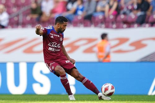 Gael Clichy (37 de ani), fundașul stânga al celor de la Servette Geneva, a marcat un gol fabulos, în victoria obținută de echipa sa, scor 5-0, în fața lui FC Sion, într-o partidă din runda cu numărul 33 din campionatul Elveției. 
Foto: Imago