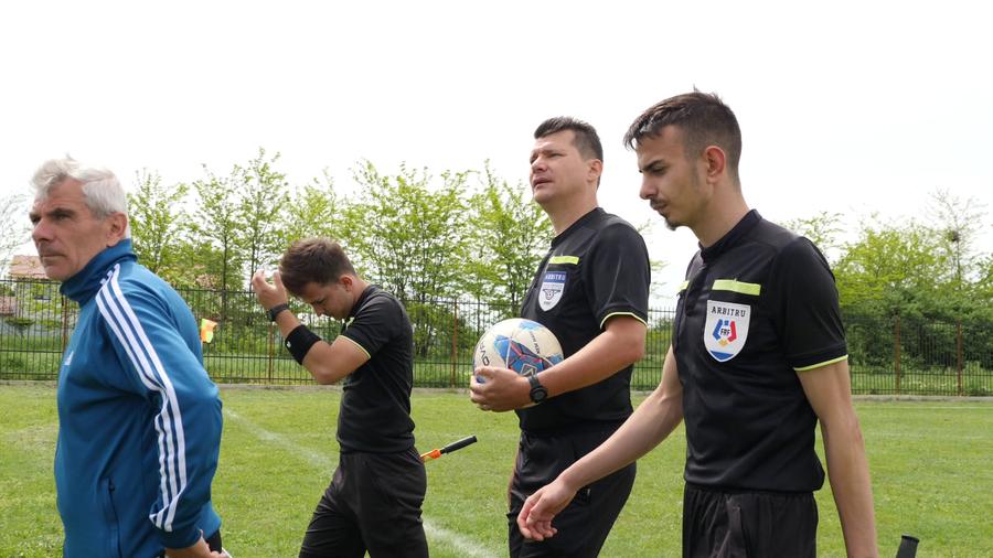 Brigada de arbitri n-a avut emoții la meciul de județ Mită pentru arbitri la Frumușani și un KO neașteptat! „Li s-a făcut milă, ne-au dat banii înapoi” vs „Voi nu câștigați nici dacă plătim brigada!”