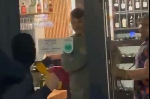 Vineri, cu o zi înaintea meciului dintre CS Universitatea și Farul, scor 1-1, au avut loc scene violente în Craiova. Un grup format din liderii galeriei constănțene și cei ai lui FCU Craiova a fost atacat de rivalii de la CSU.