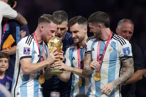 Liverpool, de 19 ori campioană a Angliei, este pe cale să îl transfere pe Alexis Mac Allister (24 de ani, primul din stânga), mijlocașul argentinian al celor de la Brighton, campion mondial cu naționala „pumelor” în Qatar.