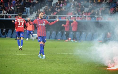 Atacantul bulgar al CSA Steaua, Tsvetelin Chunchukov, 28 de ani, a explicat într-un interviu acordat GSP.ro ce-i mână în luptă, încă, pe jucătorii roș-albaștrilor, chiar dacă le este blocat dreptul la promovare
