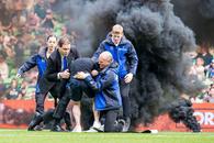 Ultrașii lui Groningen s-au răzbunat pentru retrogradare. Au aruncat fumigene, au invadat terenul. Meciul cu Ajax, suspendat definitiv!