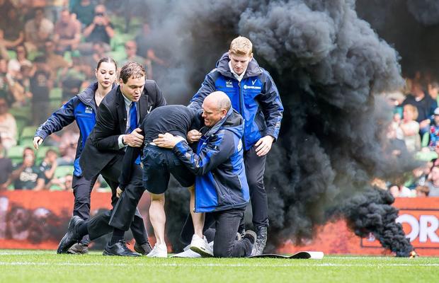 Ultrașii lui Groningen s-au răzbunat pentru retrogradare. Au aruncat fumigene, au invadat terenul. Meciul cu Ajax, suspendat definitiv!