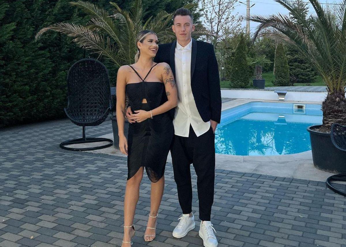 „Feblețea” lui Săndoi a plecat în vacanță, imediat după ce România a fost eliminată de la EURO » În tandrețuri cu iubita, la plajă