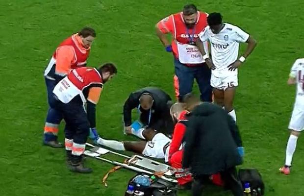 Momente de panică pe Arena Națională » Propriul coleg l-a făcut KO: a rămas prăbușit pe gazon, dar Colțescu NU a oprit jocul!