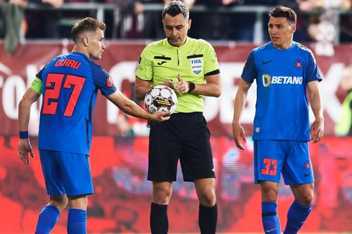 Risto Radunovic, în dreapta, e la un „galben” de suspendare / Sursă foto: GSP