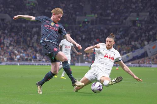 Fundașul Radu Drăgușin (22 de ani) în duel cu Kevin de Bruyne / Foto: Imago