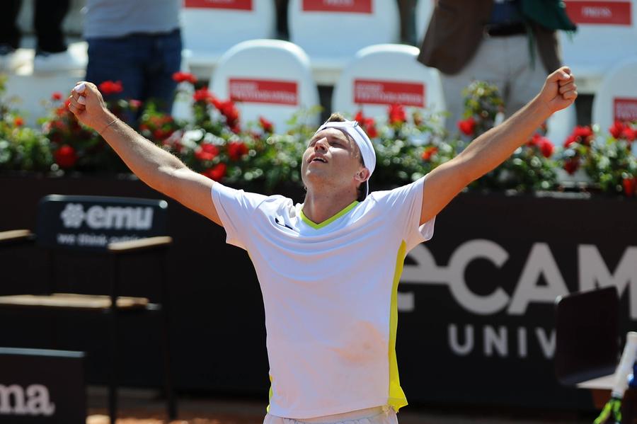 Alexandre Muller dup[ victoria în fața lui Andrey Rublev FOTO Imago Images Alexandre Muller, francezul care l-a învins la Roma pe Andrey Rublev, suferă de la 13 ani de o boală pe care doar o poate ține sub control, nu și vindeca