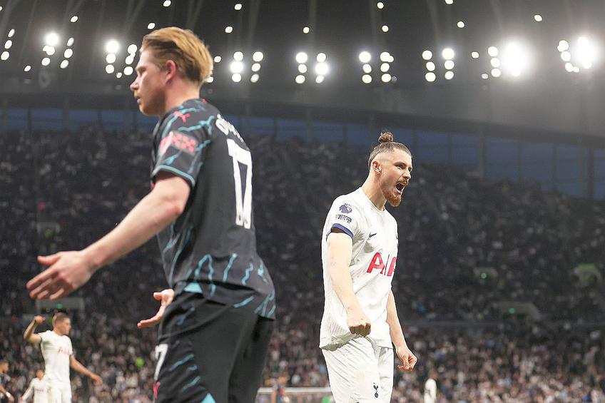 Radu Drăgușin, în alb, contra lui Manchester City // foto: Guliver/gettyimages