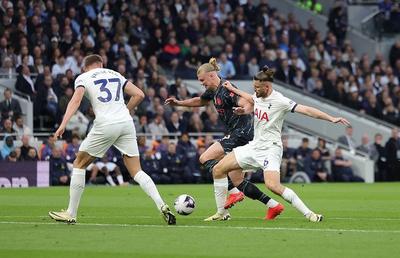 Notele primite de Radu Drăgușin, după prestația din meciul cu Manchester City: „Uriaș! Cea mai bună apariție a sa”