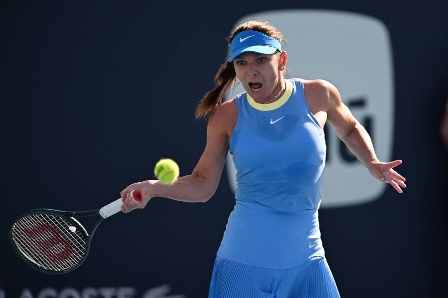 Simona Halep, la meciul de revenire de la Miami în 2024. Sursă foto: Imago Carlos Martinez, antrenor spaniol de top, dezvăluie: „I-am răspuns «nu» Mirrei Andreeva pentru că îi spusesem «da» Simonei Halep”