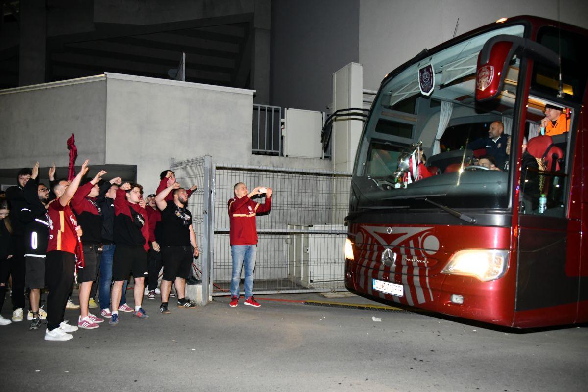 CFR Cluj, petrecere cu bașii dați tare în autocar »  Sărbătoarea „feroviară” din fața stadionului + fanii au participat și ei la fiestă