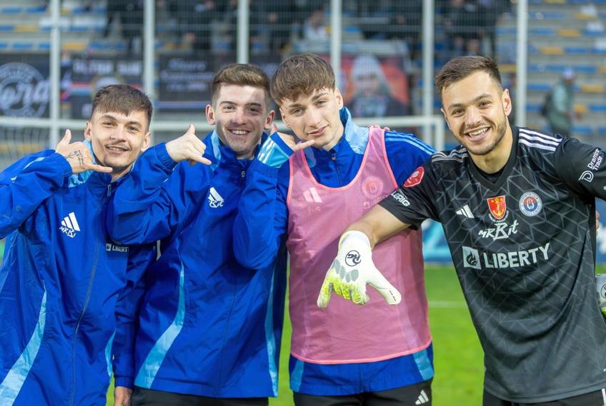 Răzvan Tănasă, primul din stânga, ar putea fi cedat de Farul la Dinamo în sezonul viitor. Foto: Facebook Oțelul