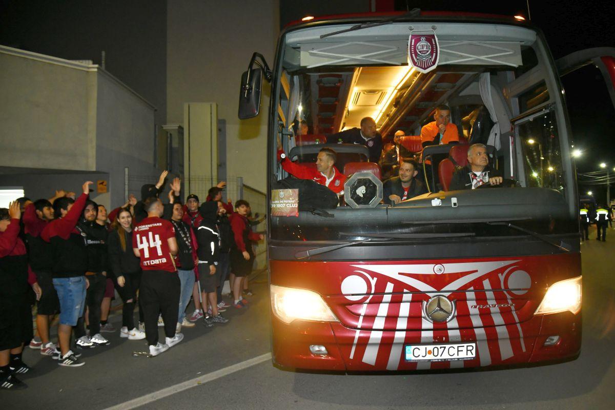 CFR Cluj, petrecere cu bașii dați tare în autocar »  Sărbătoarea „feroviară” din fața stadionului + fanii au participat și ei la fiestă