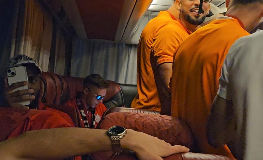 Imagini tari surprinse de GSP în autocarul CFR-ului: „S-audă Europa, CFR-ul a luat Cupa!” » Camora și jucătorii cântă și dansează, Louis Munteanu cu look a la Lamine Yamal