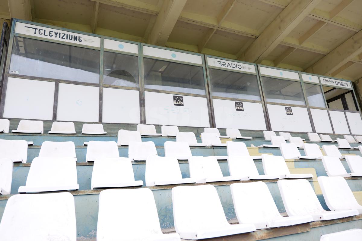 Fotbalul renaște la periferia orașului care dădea echipă în Liga 1 » Vechiul stadion e în paragină, înghițit de natură!