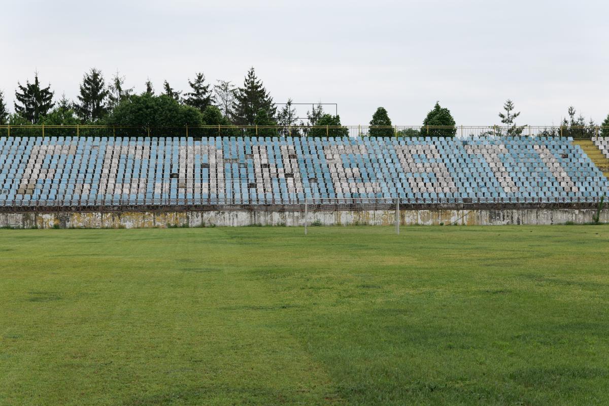 Fotbalul renaște la periferia orașului care dădea echipă în Liga 1 » Vechiul stadion e în paragină, înghițit de natură!