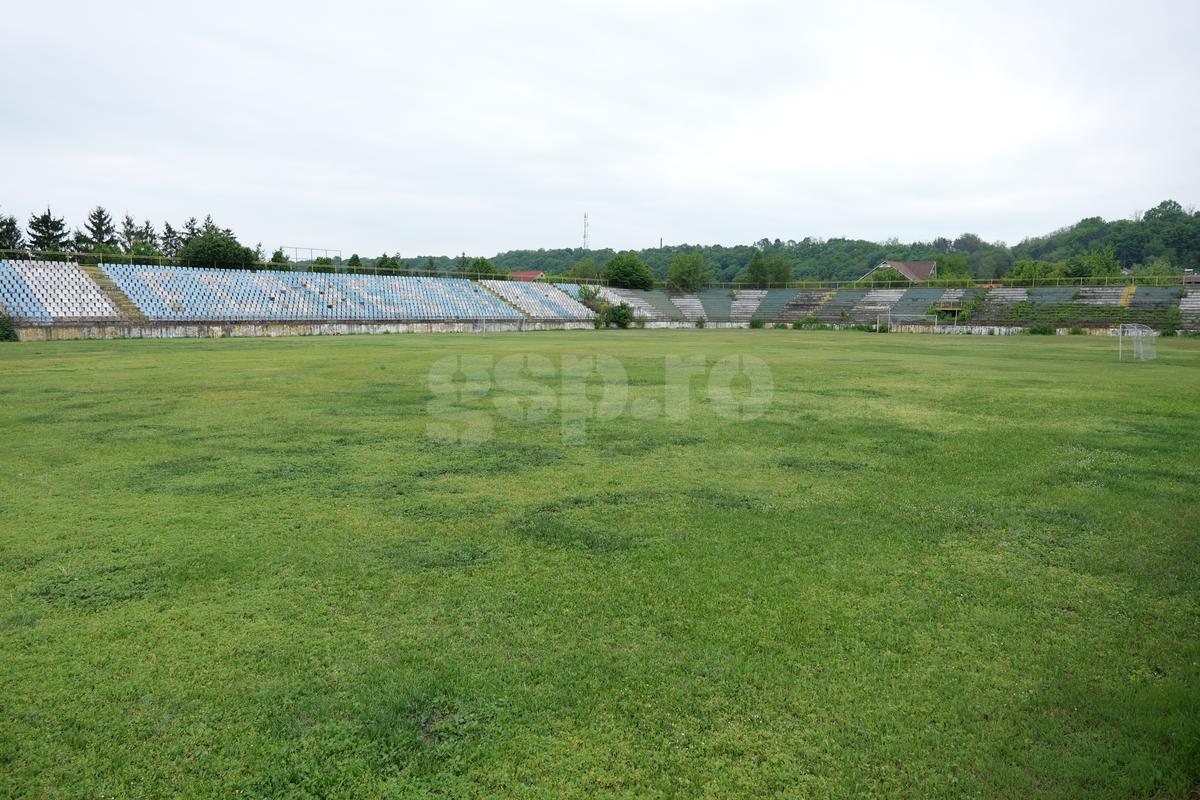 Fotbalul renaște la periferia orașului care dădea echipă în Liga 1 » Vechiul stadion e în paragină, înghițit de natură!