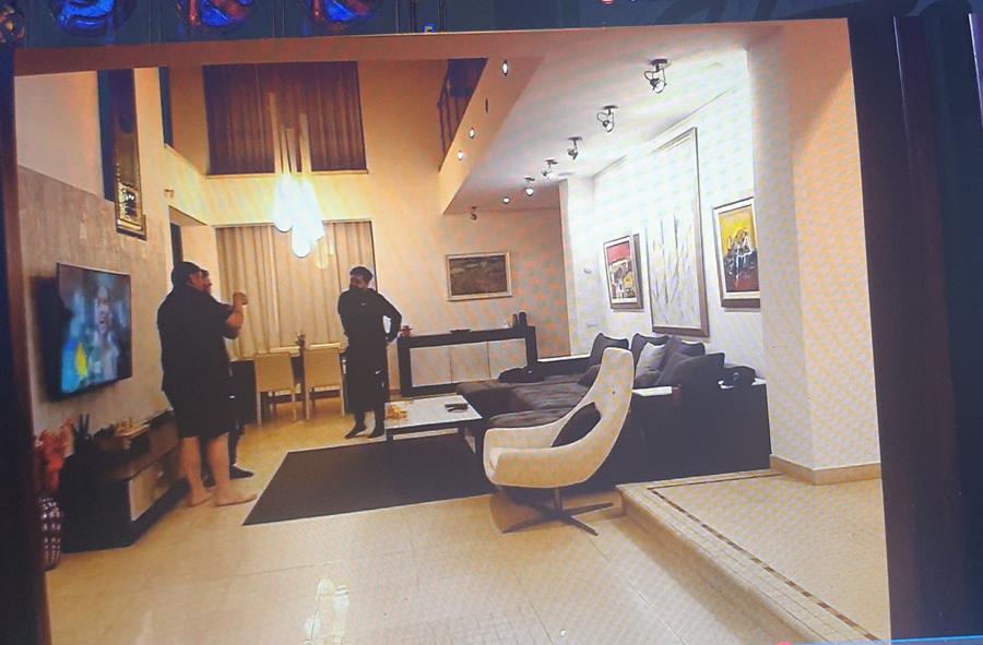 Imagini ULUITOARE: Andrei Ivan a apărut mascat cu perucă, ochelari și șapcă pe un site de casino rival, în timp ce Craiova avea meci în play-off! „Te transferi la FCSB?”
