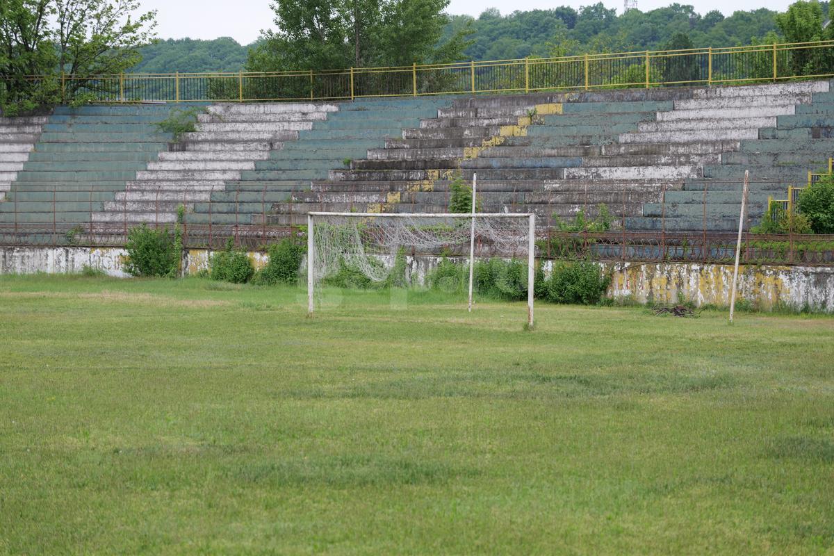 Fotbalul renaște la periferia orașului care dădea echipă în Liga 1 » Vechiul stadion e în paragină, înghițit de natură!