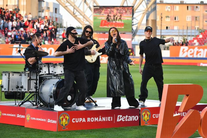 Antonia a cântat înainte de CFR Cluj - Hermannstadt // foto: Cristi Preda