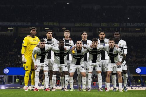 Ange-Yoan Bonny (primul din dreapta pe rândul de sus), alături de colegii de la Parma la meciul cu Inter de la Milano / Foto: Imago
