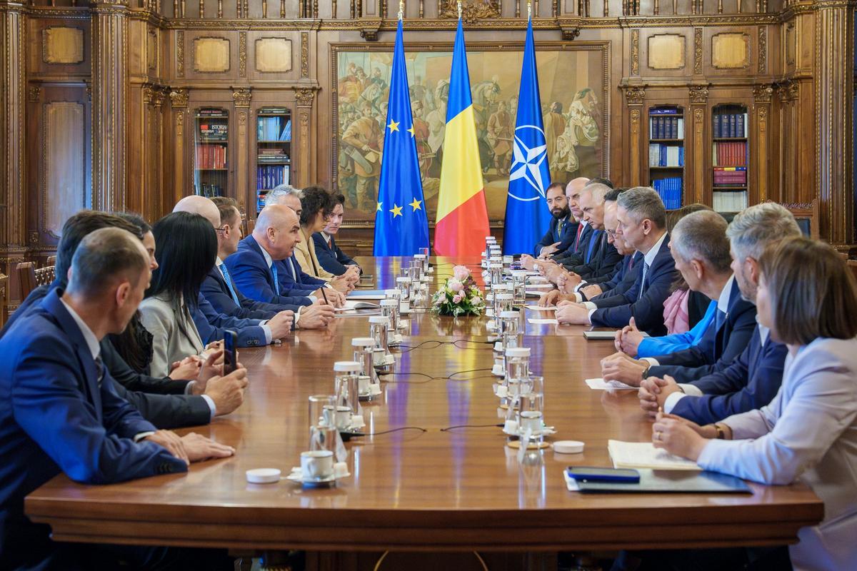 Dan Șucu a fost decorat de Ilie Bolojan, președintele interimar al României