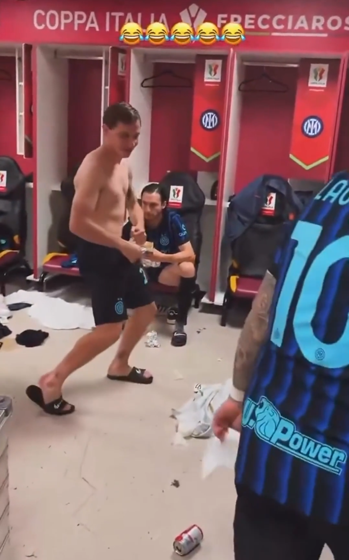 Dans „sexy” în vestiarul lui Inter după eventul reușit de Cristi Chivu » Imaginile cu Barella au devenit virale
