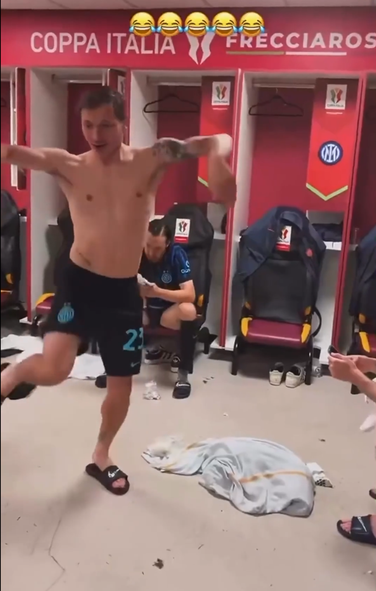 Dans „sexy” în vestiarul lui Inter după eventul reușit de Cristi Chivu » Imaginile cu Barella au devenit virale