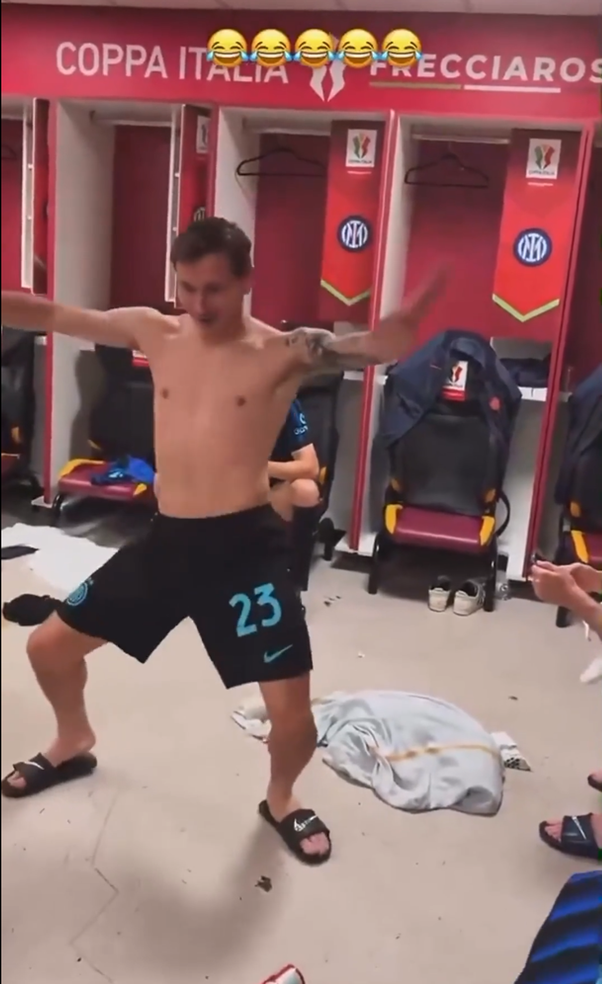 Dans „sexy” în vestiarul lui Inter după eventul reușit de Cristi Chivu » Imaginile cu Barella au devenit virale