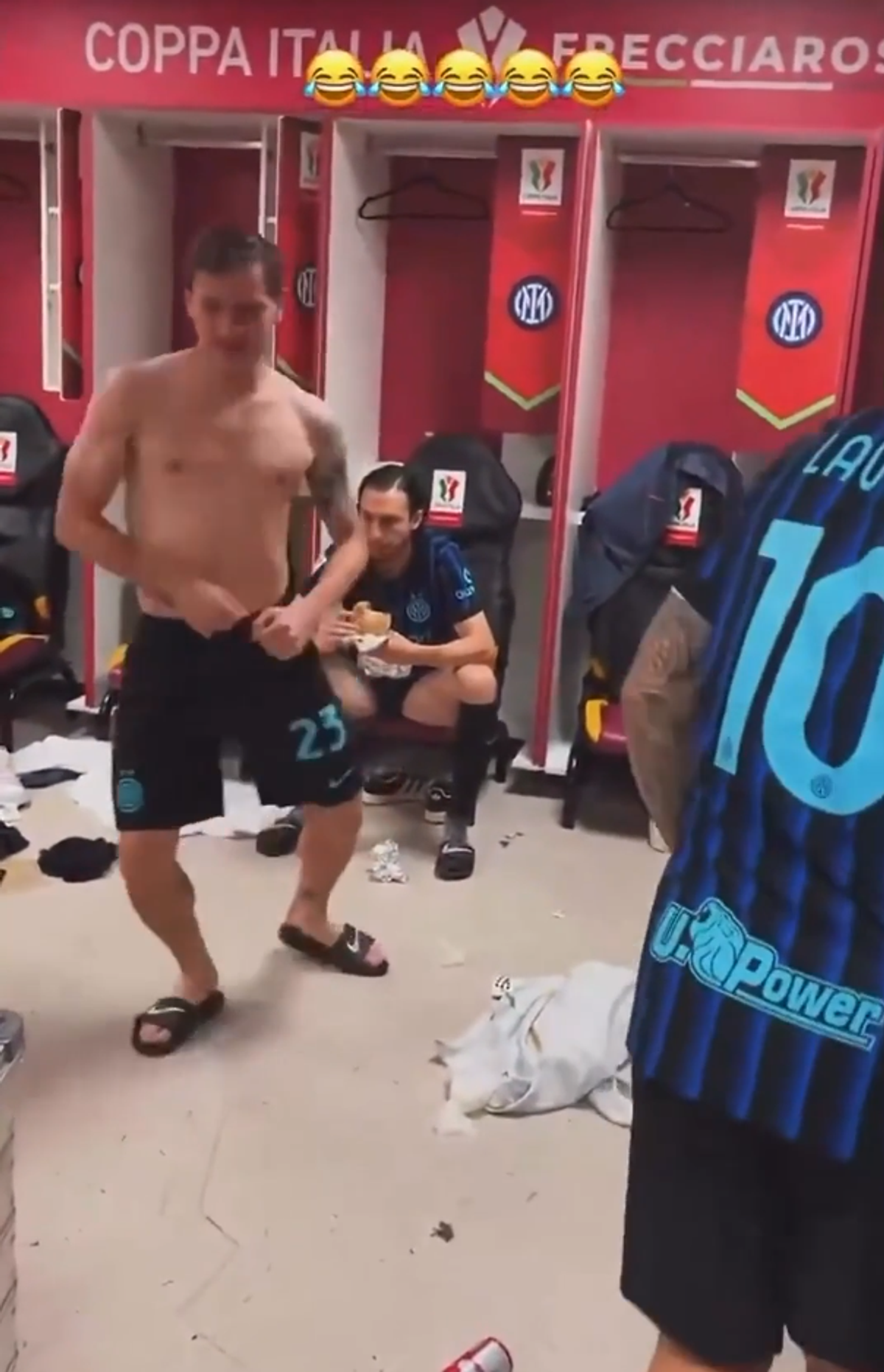 Dans „sexy” în vestiarul lui Inter după eventul reușit de Cristi Chivu » Imaginile cu Barella au devenit virale
