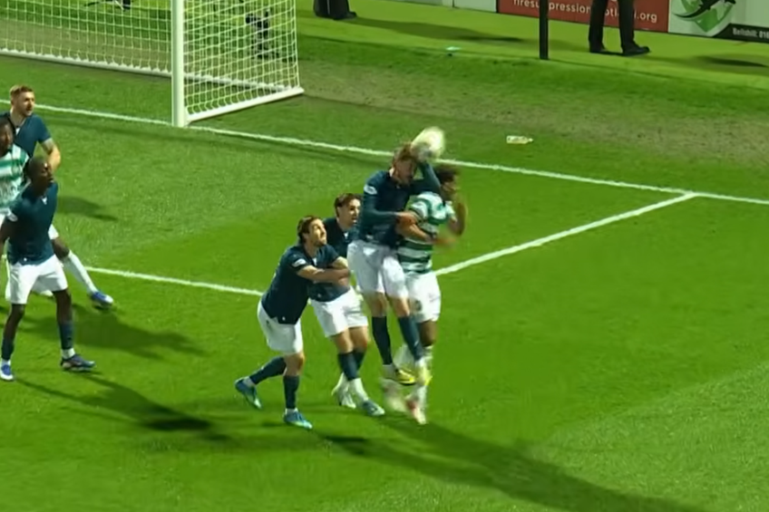 Un penalty controversat poate decide titlul în Scoția / foto: captură YouTube