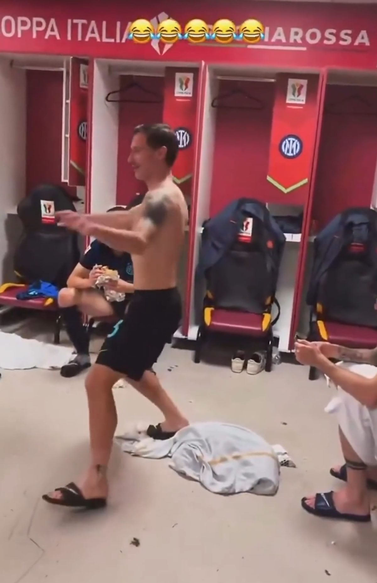 Dans „sexy” în vestiarul lui Inter după eventul reușit de Cristi Chivu » Imaginile cu Barella au devenit virale