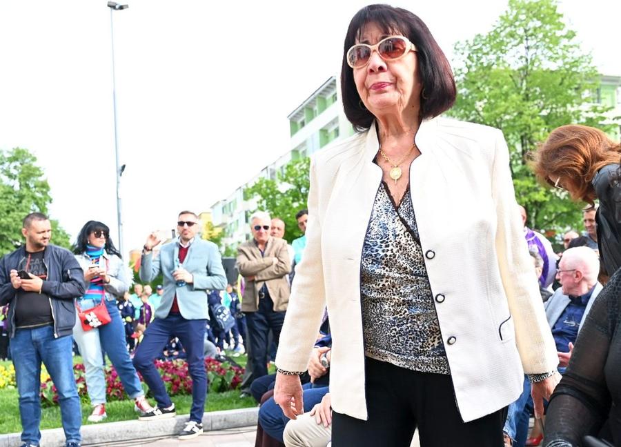 Cornelia Halagian în 2022, la evenimentul care a marcat 50 de ani de la primul titlu cucerit de FC Argeș. Soțul său îi antrena atunci pe piteșteni / FOTO: Arhivă Gazeta Sporturilor „Dur? Nu era dur!” » Soția lui Florin Halagian, despre miturile din jurul „Armeanului”: „Avea ochi pentru așa ceva” + „Știți ce făcea când nu-l găsea pe Dobrin?”