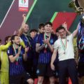 Cristi Chivu ridică trofeul după 2-0 cu Lazio în Cupa Italiei / Foto: Imago
