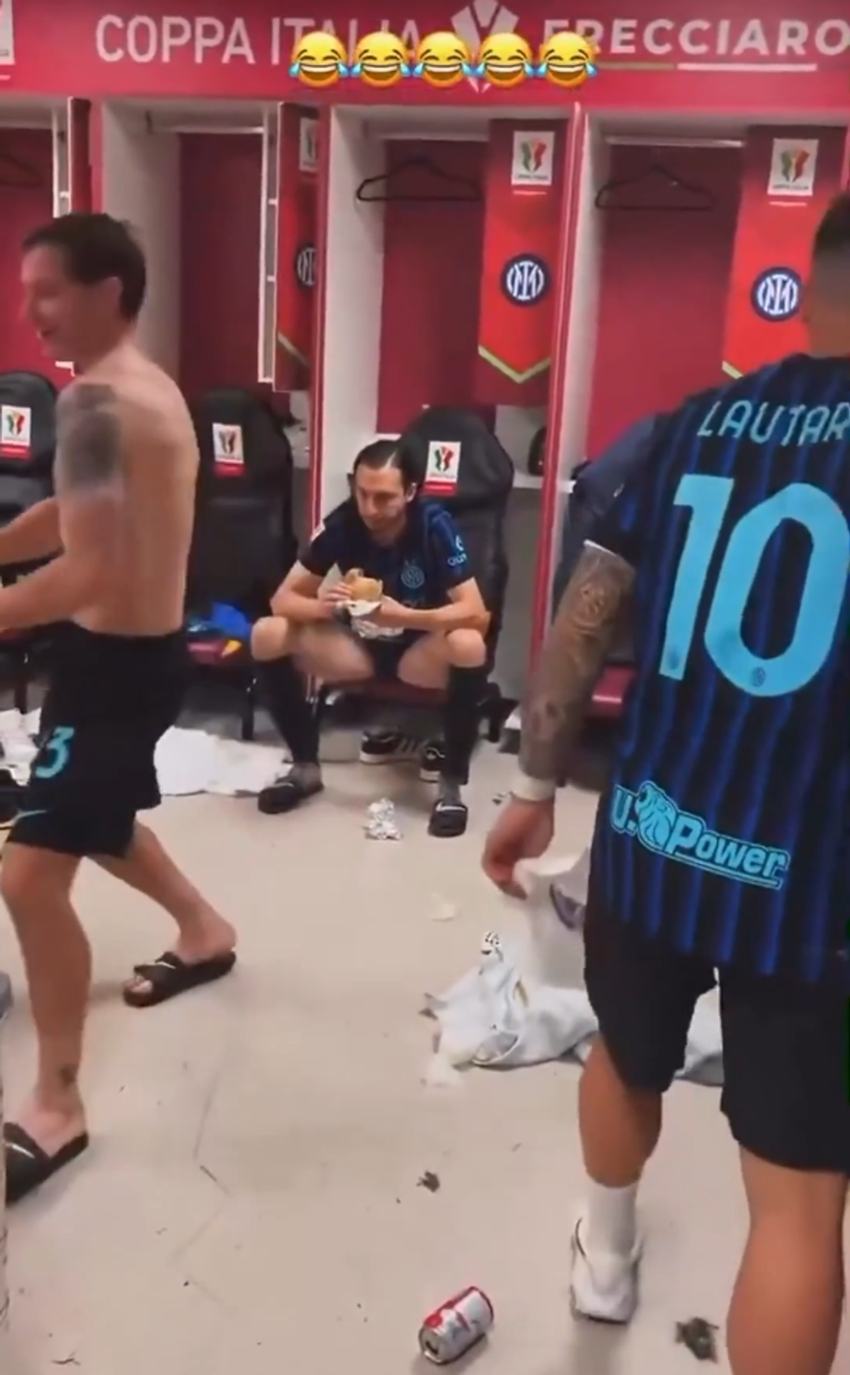 Dans „sexy” în vestiarul lui Inter după eventul reușit de Cristi Chivu » Imaginile cu Barella au devenit virale