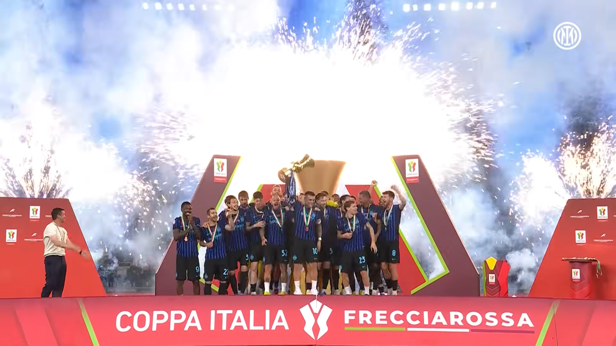 Gestul nemaivăzut făcut de Cristi Chivu, în timp ce jucătorii lui Inter ridicau trofeul