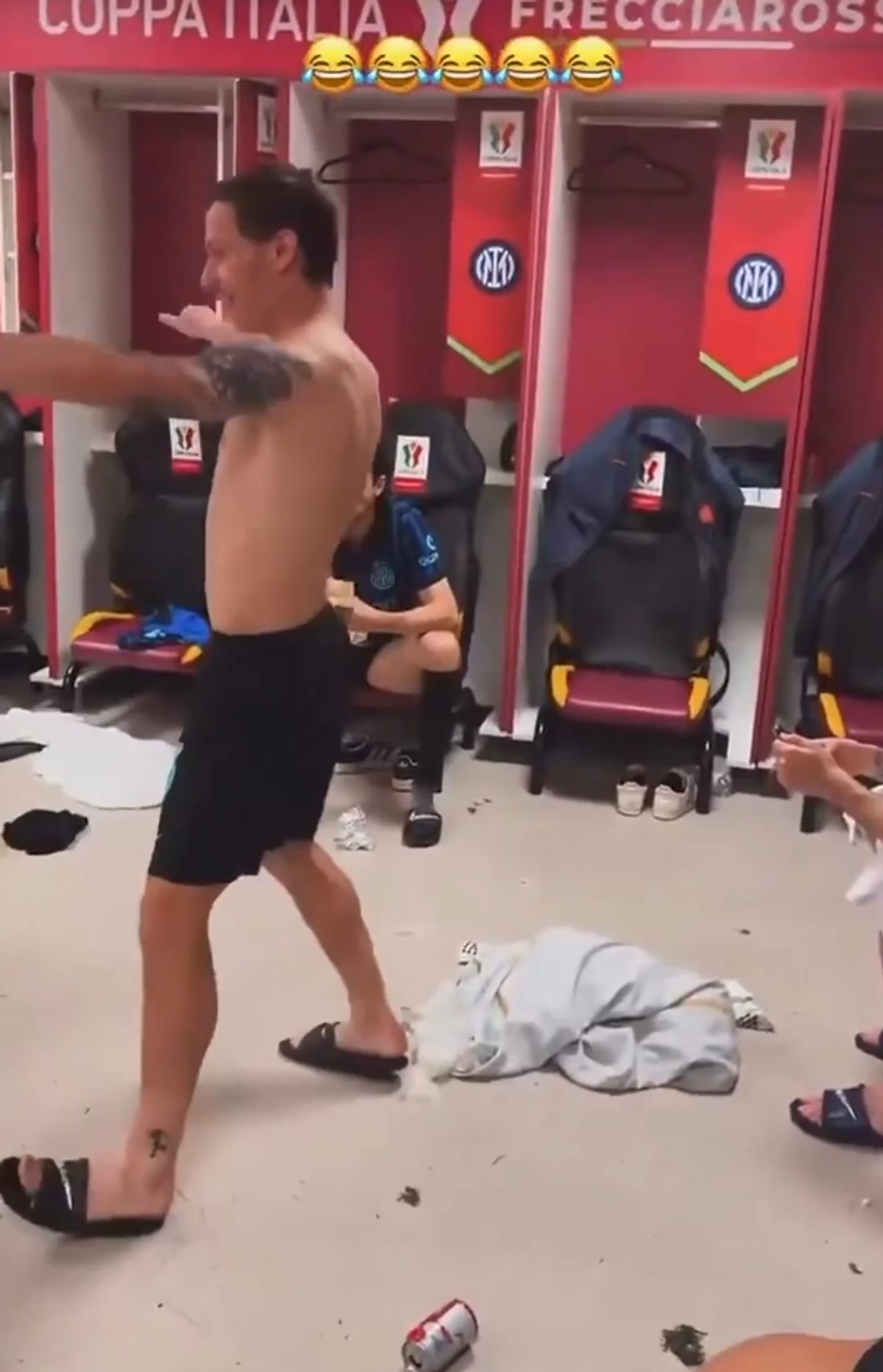 Dans „sexy” în vestiarul lui Inter după eventul reușit de Cristi Chivu » Imaginile cu Barella au devenit virale