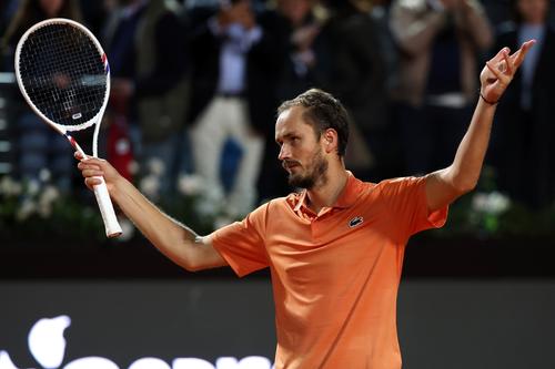 Daniil Medvedev făcând semne spre public FOTO Guliver/GettyImages
