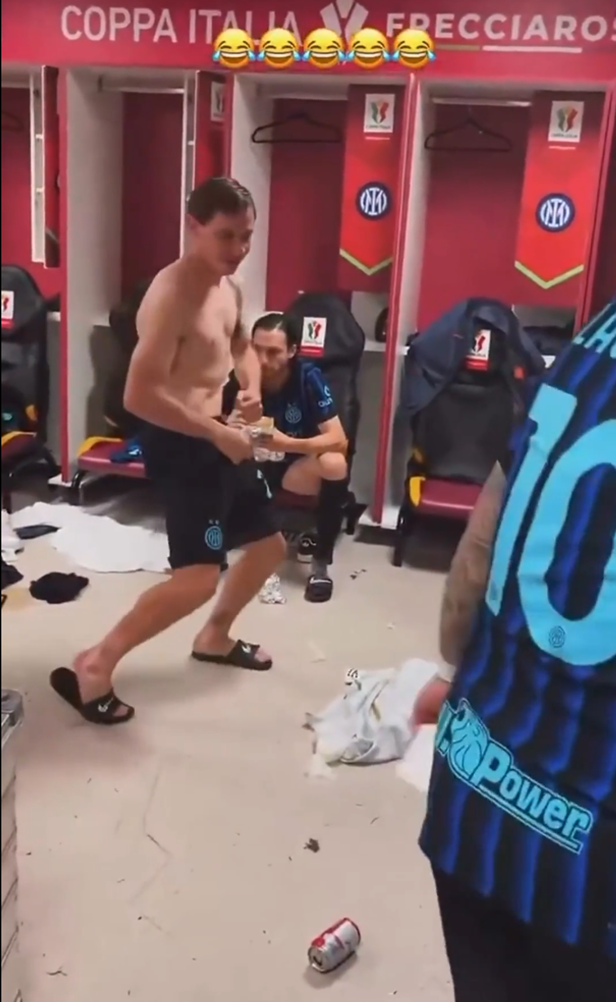 Dans „sexy” în vestiarul lui Inter după eventul reușit de Cristi Chivu » Imaginile cu Barella au devenit virale