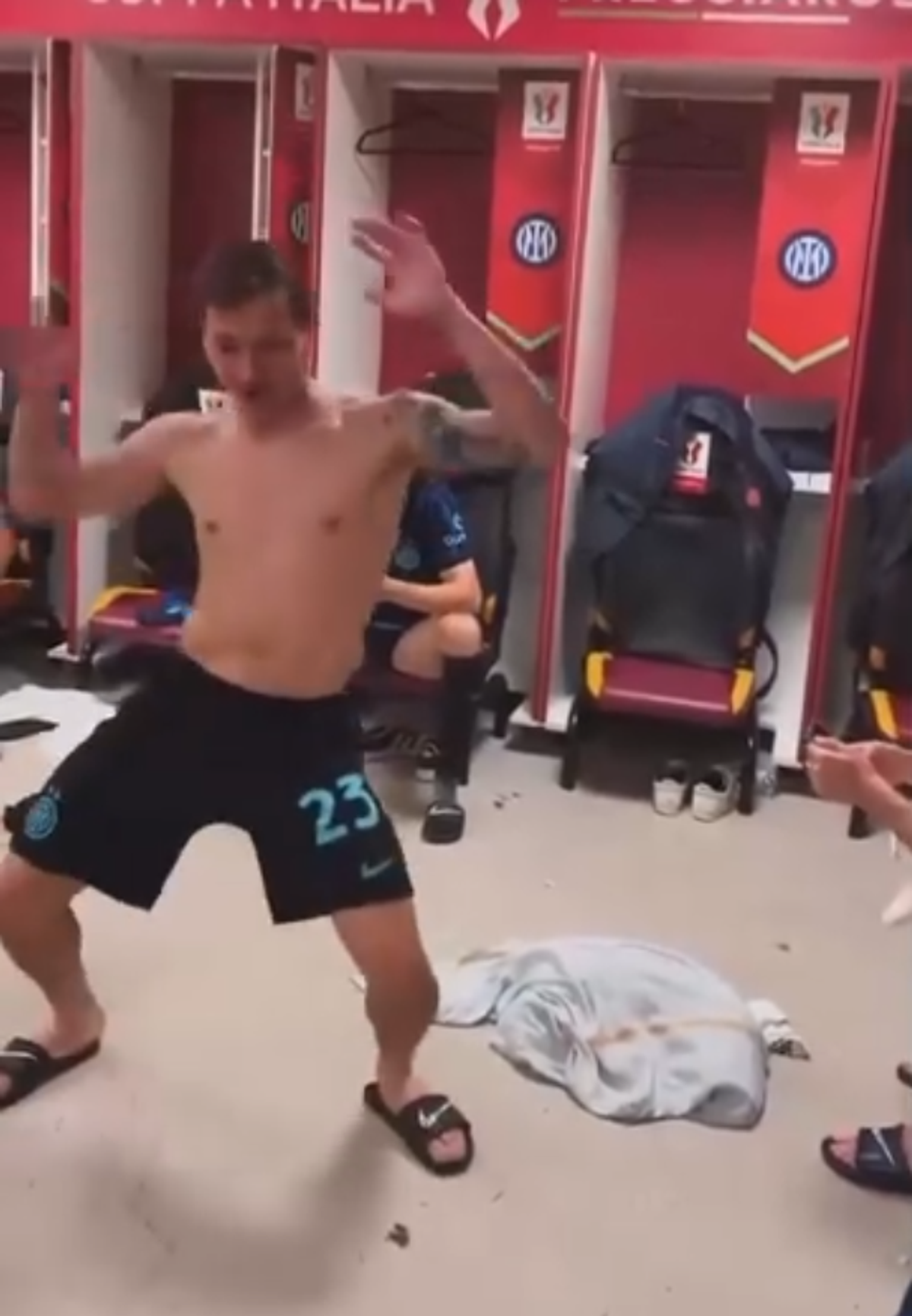 Dans „sexy” în vestiarul lui Inter după eventul reușit de Cristi Chivu » Imaginile cu Barella au devenit virale